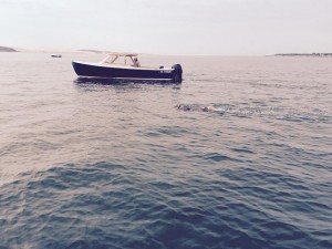 Cap Ferret - Pyla sur mer. Traversée à la nage. Une femme. Crédit photo: Frédéric Rousset.