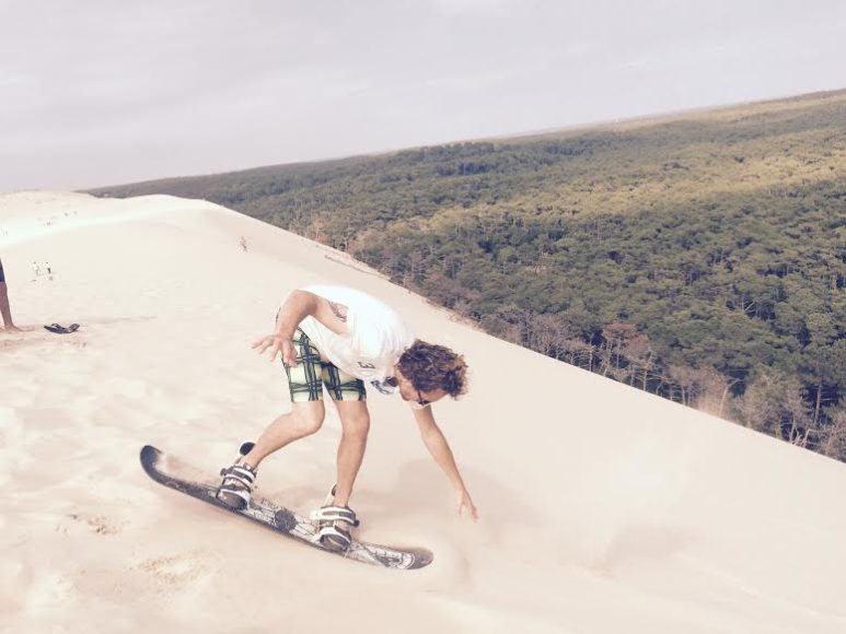Sandboard sur la dune du pilat. La Femme Qui Marche