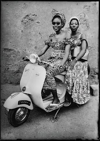 Seydou keïta. femmes sur un scooter. Grand Palais.