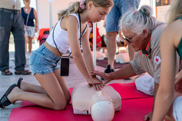 l’été avec la croix-rouge, on apprend à sauver des vies.