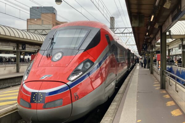 paris-Lyon en train. compagnie italienne trenitalia et son train à grande vitesse Frecciarossa.