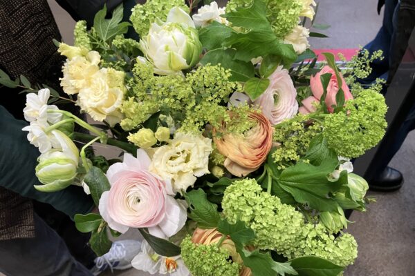 fleurs. fleuriste. faire un bouquet soi-même. école nationale des fleuristes.