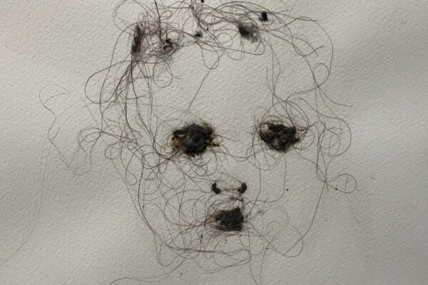 prix marcel duchamp au musée d’art moderne de paris. lionel sabatté dessine avec des cheveux et de la poussière.