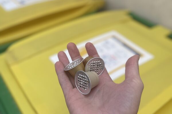 Dans la poubelle jaune, les capsules de café et les petits aluminiums.
