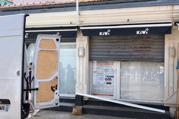 moustache : un 4 ème marchand de glace au Moulleau à arcachon à la place de kiwi.
