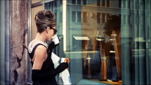 Robe noire.Audrey Hepburn. Diamants sur canapé.