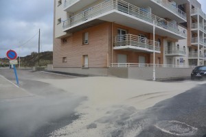 Fort-Mahon. Tempête de sable dans la rue.