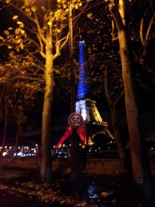 attentat. Tour Eiffel bleu blanc rouge.