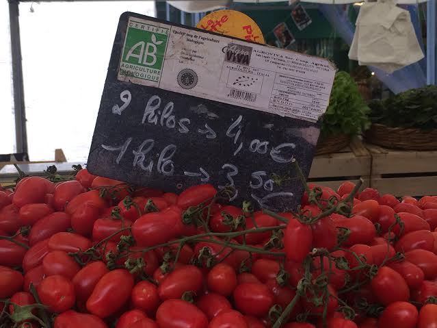 Marché d'Aligre. Tomates bio. marché le moins cher de Paris.