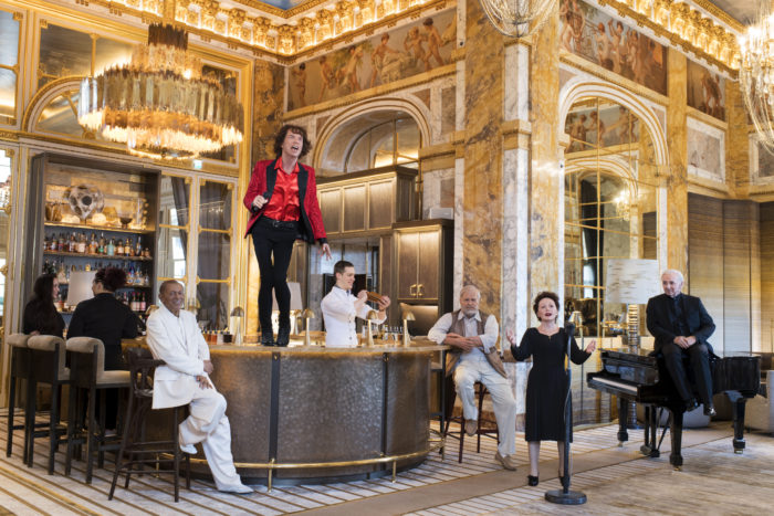 Les personnalités du musée Grevin au bar de l'hôtel de Crillon. De gauche à droite: - Henri Salvador, Mick Jagger, Edith Piaf, Ernest Hemingway et Charles Aznavour