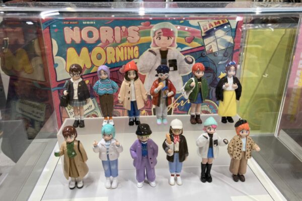 paris. pop mart s’installe dans les halles.  figurine, art toy. jouet design.