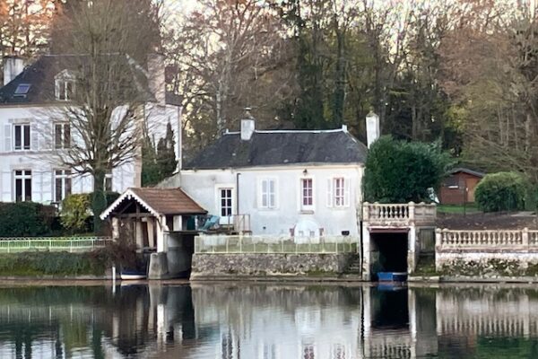 Olivet près d’Orléans. promenade au bord du loiret avec ses petits châteaux, ses moulins, ses guinguettes aux beaux jours.