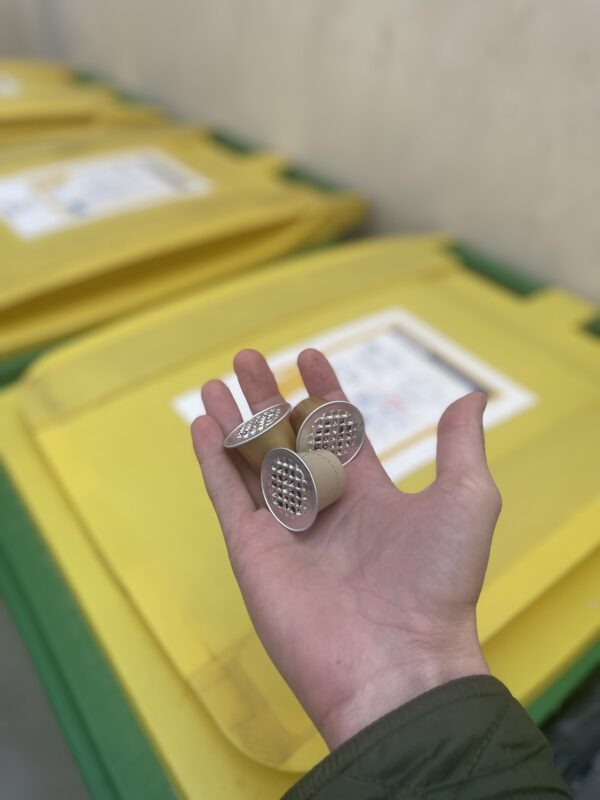 Direction la poubelle jaune pour les capsules de café