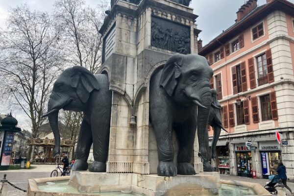 chambéry: voir les 4 sans-culs dans le centre historique.