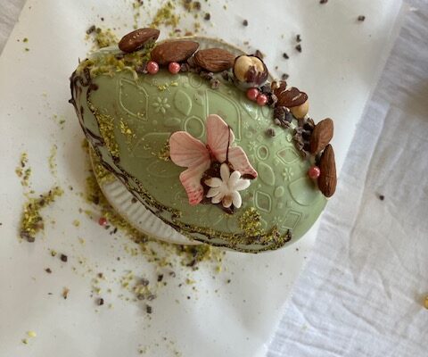 nouveautés de pâques chez Carrefour. oeuf style dubaï et et figurines d&rsquo;animaux sauvages.