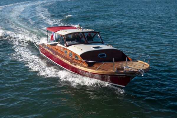 naviguer dans le bassin d&rsquo;arcachon à bord de « dolce vita » la pinasse raba et sarah lavoine